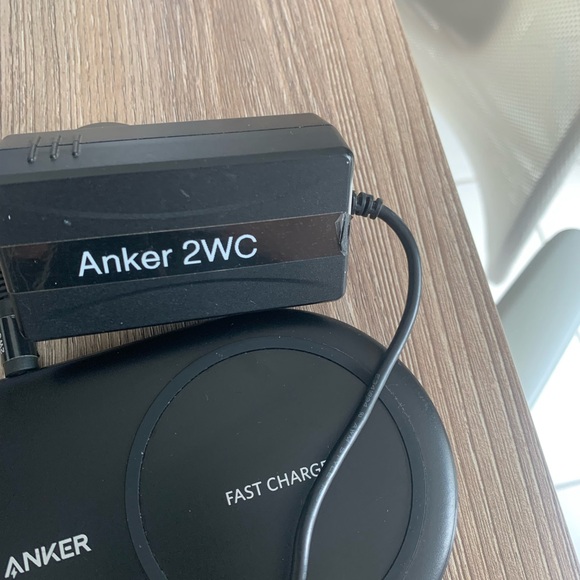 Anker Dual Fast Wireless Charger in Black - Picture 3 of 11